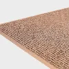 VM-Carpet-Tweed-42-vaaleanruskea Vaaleanruskea VM Carpet Tweed matto. Lähikuva maton kulmasta, josta näkyy kanttaus ja maton materiaali.
