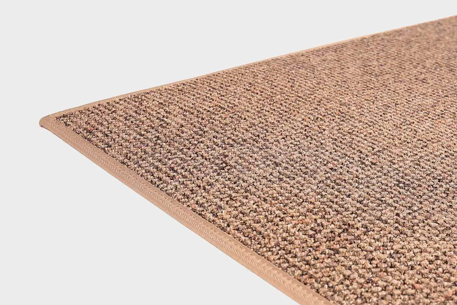VM-Carpet-Tweed-42-vaaleanruskea Vaaleanruskea VM Carpet Tweed matto. Lähikuva maton kulmasta, josta näkyy kanttaus ja maton materiaali.