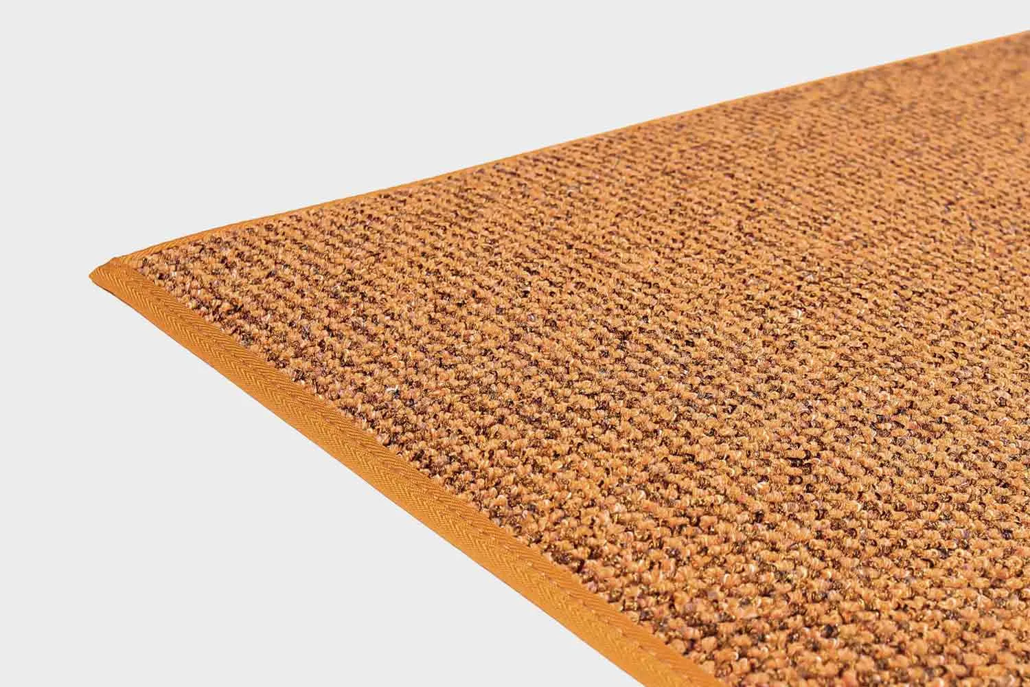 VM-Carpet-Tweed-52-keltainen Keltainen VM Carpet Tweed matto. Lähikuva maton kulmasta, josta näkyy kanttaus ja maton materiaali.