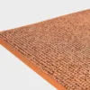 VM-Carpet-Tweed-64-terra Terran värinen VM Carpet Tweed matto. Lähikuva maton kulmasta, josta näkyy kanttaus ja maton materiaali.