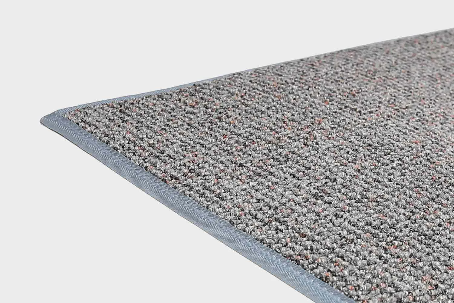 VM-Carpet-Tweed-76-aqua Aqua VM Carpet Tweed matto. Lähikuva maton kulmasta, josta näkyy kanttaus ja maton materiaali.