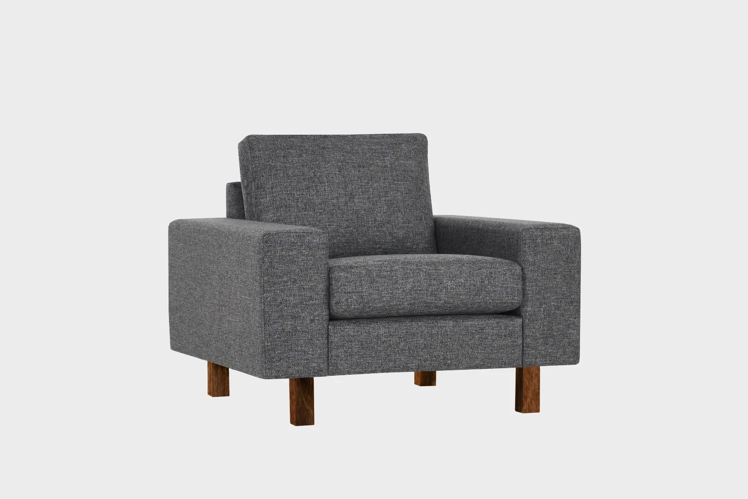 studio-xl-lepotuoli-100x90-das52darkgrey-pahkina-finsoffat Tummanharmaa kangasverhoiltu nojatuoli pähkinän värisillä jaloilla. Tuolissa on leveät käsinojat ja se on asetettu viistosti vaalean harmaata taustaa vasten.