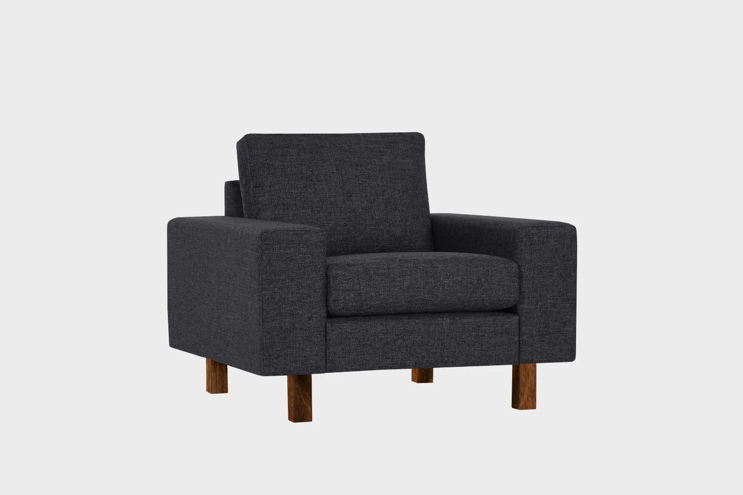 studio-xl-lepotuoli-100x90-das55black-pahkina-finsoffat Musta kangasverhoiltu nojatuoli pähkinän värisillä jaloilla. Tuolissa on leveät käsinojat ja se on asetettu viistosti vaalean harmaata taustaa vasten.