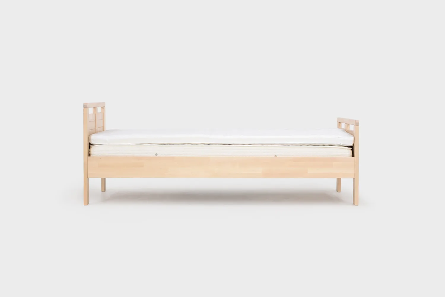 moottoroitu-seniorisanky-80x200cm-sulo-korkeus-37cm-koivu-sivukuva-finsoffat Koivunvärinen moottoroitu seniorisänky kuvattuna sivusta.