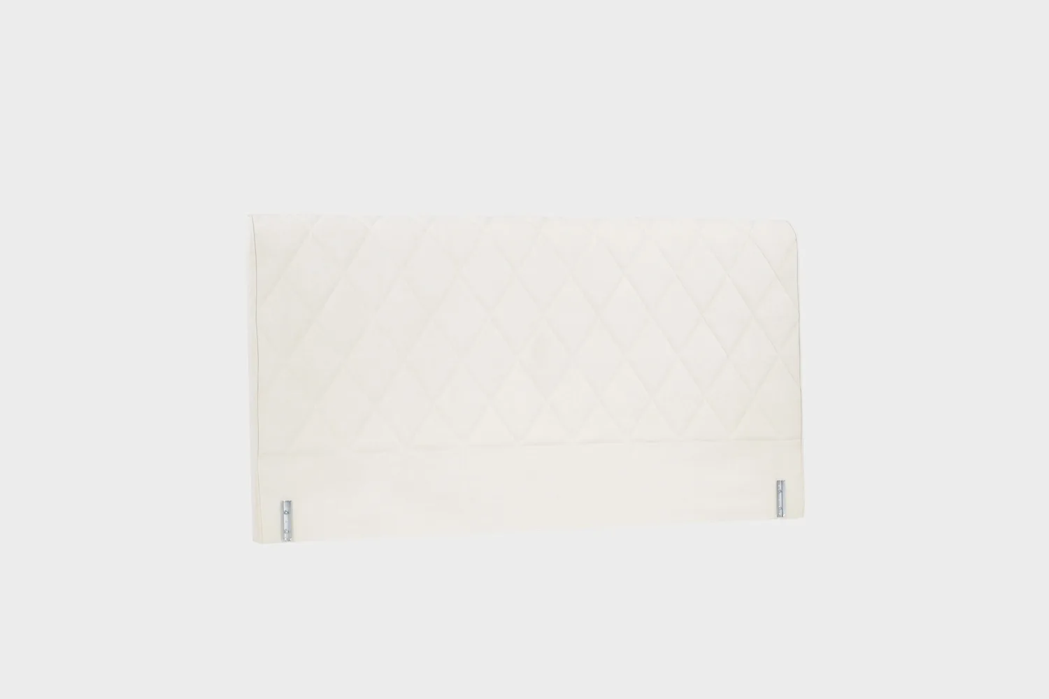 savoy-aston-paaty-180cm-velvety05-ivory-finsoffat Todella vaalea sängynpääty harlekiiniruututikkauksella kuvattuna viistosti vaaleaa taustaa vasten.