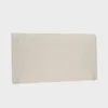 savoy-aston-paaty-180cm-velvety07-sand-finsoffat Vaalean beige sängynpääty harlekiiniruututikkauksella kuvattuna viistosti vaaleaa taustaa vasten.