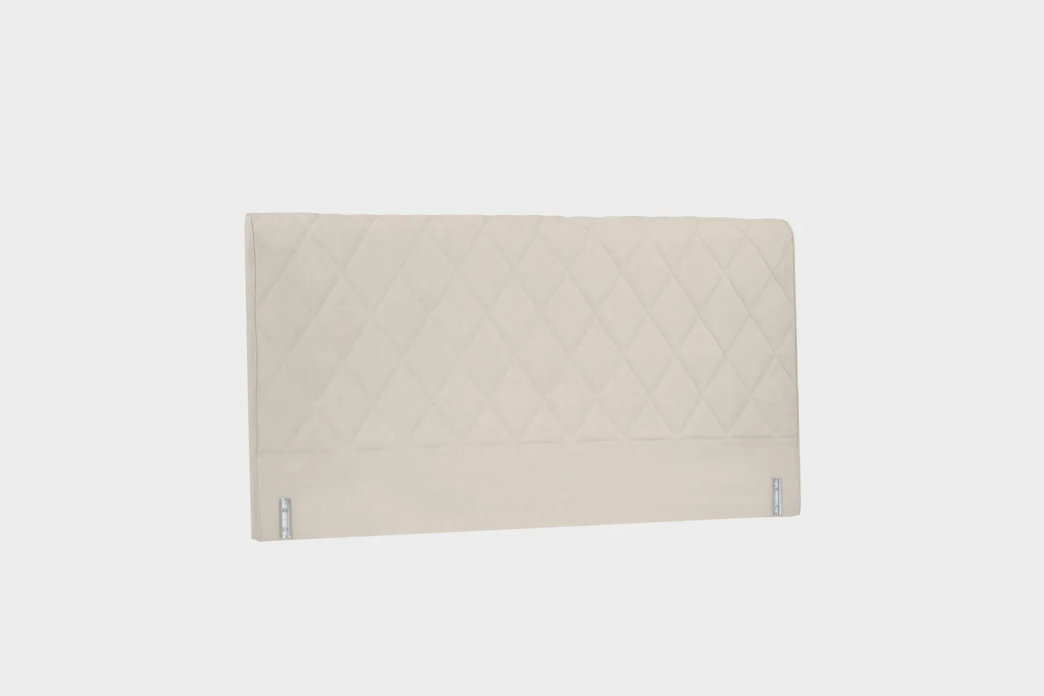 savoy-aston-paaty-180cm-velvety07-sand-finsoffat Vaalean beige sängynpääty harlekiiniruututikkauksella kuvattuna viistosti vaaleaa taustaa vasten.