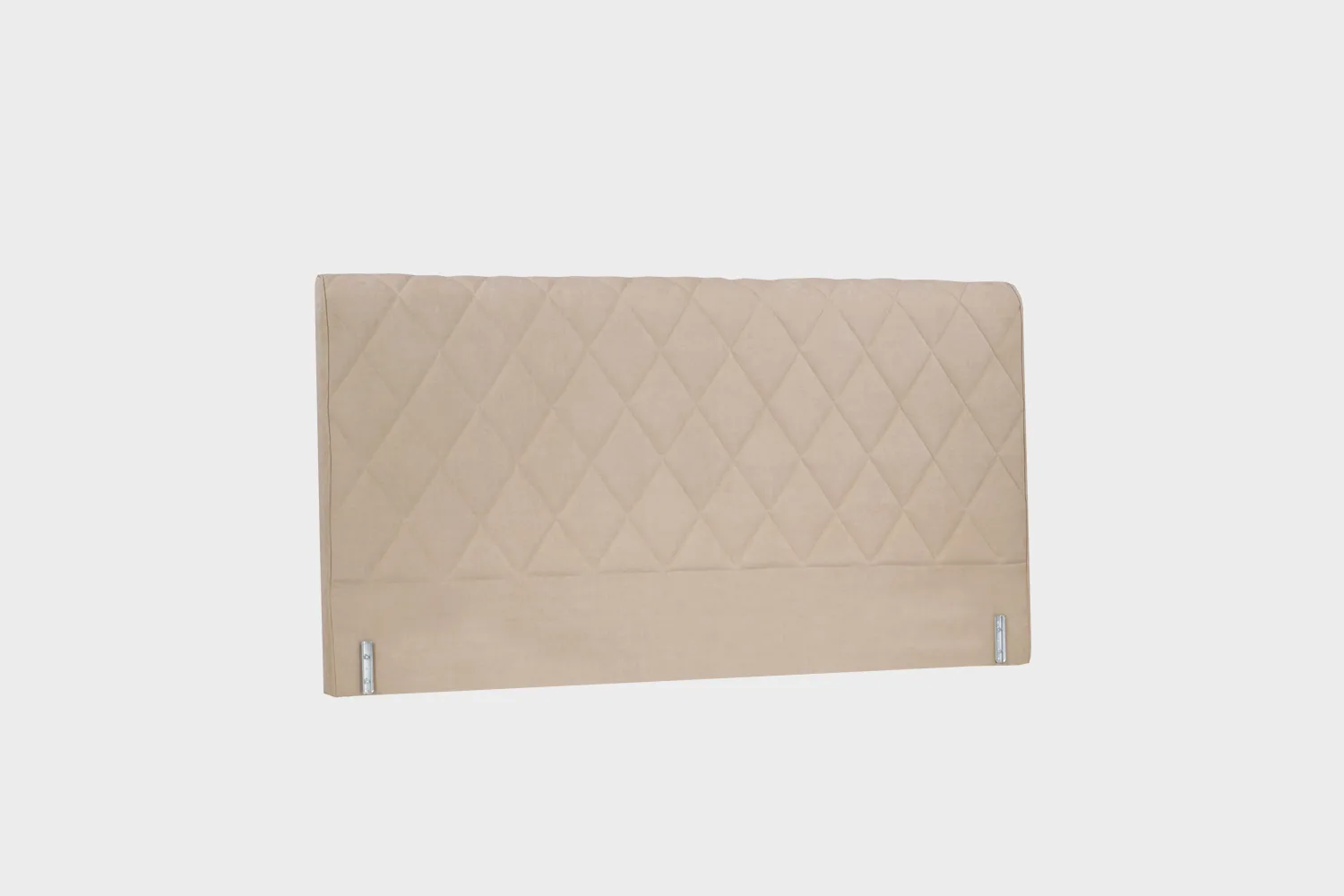savoy-aston-paaty-180cm-velvety10-nougat-finsoffat Vaalean ruskea sängynpääty harlekiiniruututikkauksella kuvattuna viistosti vaaleaa taustaa vasten.