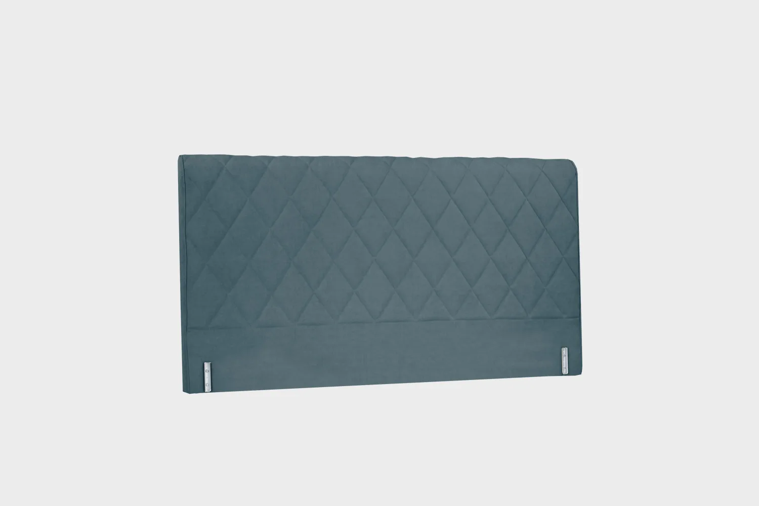 savoy-aston-paaty-180cm-velvety35-aqua-finsoffat Petroolin värinen sängynpääty harlekiiniruututikkauksella kuvattuna viistosti vaaleaa taustaa vasten.
