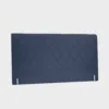savoy-aston-paaty-180cm-velvety43-indigo-finsoffat Tummansininen sängynpääty harlekiiniruututikkauksella kuvattuna viistosti vaaleaa taustaa vasten.