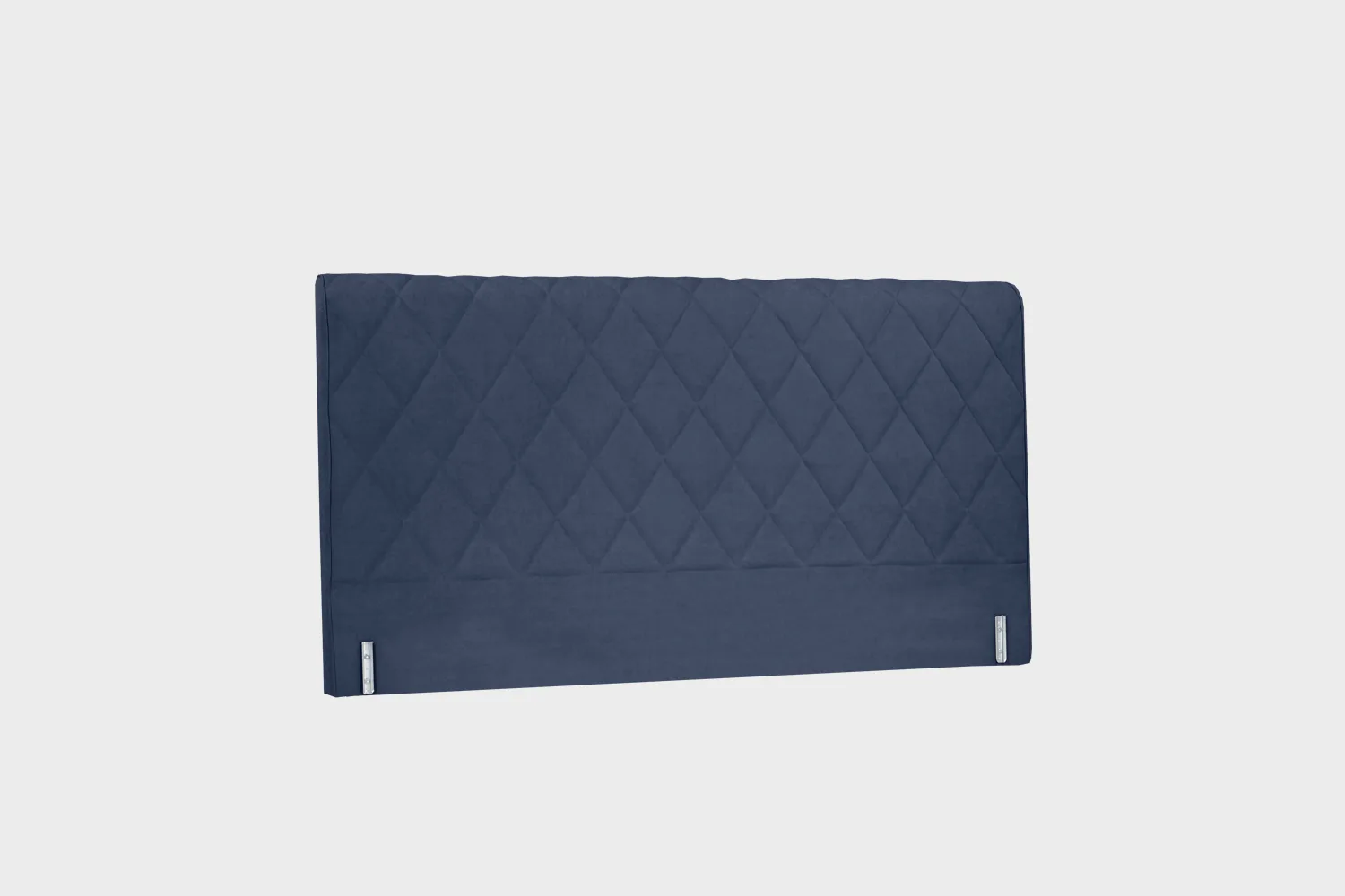 savoy-aston-paaty-180cm-velvety43-indigo-finsoffat Tummansininen sängynpääty harlekiiniruututikkauksella kuvattuna viistosti vaaleaa taustaa vasten.
