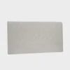 savoy-aston-paaty-180cm-velvety54-silver-finsoffat Harmaa sängynpääty harlekiiniruututikkauksella kuvattuna viistosti vaaleaa taustaa vasten.