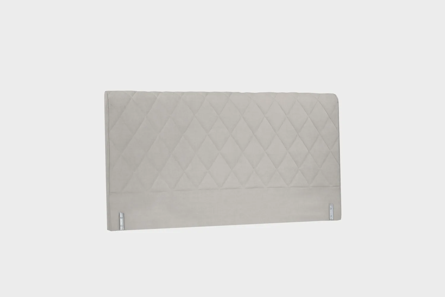 savoy-aston-paaty-180cm-velvety54-silver-finsoffat Harmaa sängynpääty harlekiiniruututikkauksella kuvattuna viistosti vaaleaa taustaa vasten.