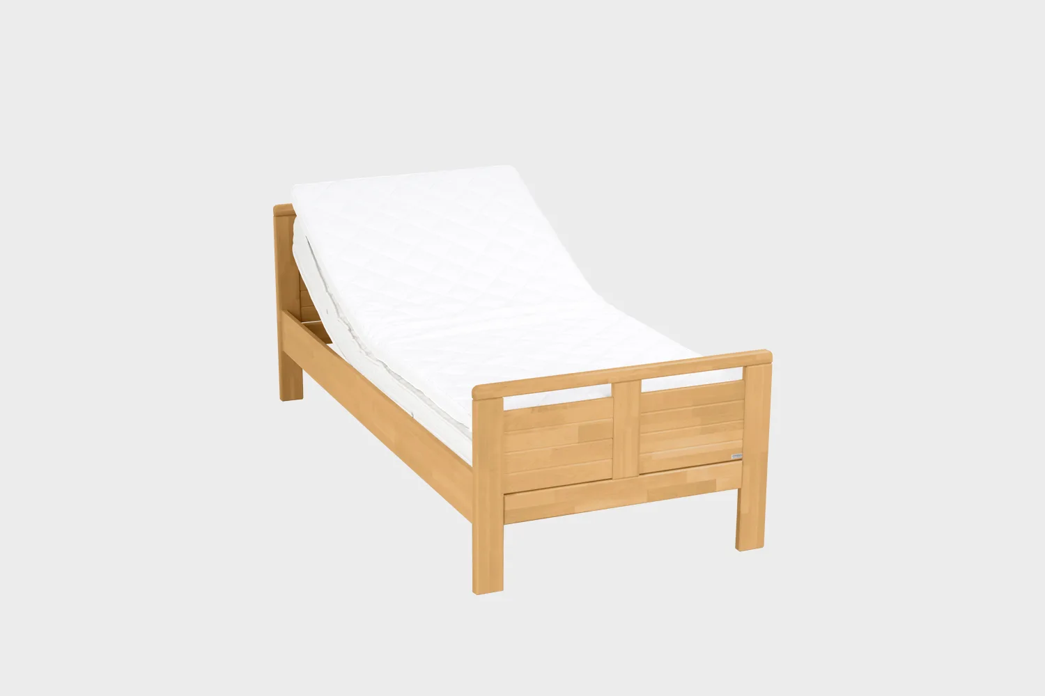 moottoroitu-seniorisanky-80x200cm-sulo-korkeus-37cm-pyokki-finsoffat Matala moottoroitu seniorisänky 80x200 cm pyökinvärisenä kuvattuna viistosti edestäpäin pääty hieman kohotettuna.